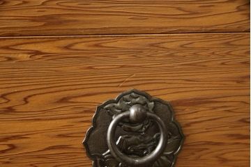 中古　美品　屋久杉　突き板　木目が美しい!品のある佇まいが魅力的な縦型チェスト(突板、引き出し、サイドチェスト)(R-057981)