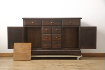 中古　松本民芸家具　シックな色合いが和モダンな雰囲気を醸し出すサイドボード(戸棚、収納棚、キャビネット)(R-057995)