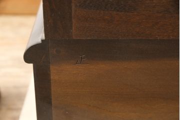 中古　松本民芸家具　シックな色合いが和モダンな雰囲気を醸し出すサイドボード(戸棚、収納棚、キャビネット)(R-057995)