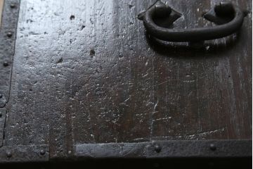 和製アンティーク　総桐　小振りなサイズながら重厚感がただよう船箪笥(舟箪笥、掛硯型、懸硯型、和箪笥、時代箪笥、桐たんす、小物収納)(R-057996)