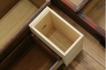 和製アンティーク　総桐　小振りなサイズながら重厚感がただよう船箪笥(舟箪笥、掛硯型、懸硯型、和箪笥、時代箪笥、桐たんす、小物収納)(R-057997)