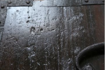 和製アンティーク　総桐　小振りなサイズながら重厚感がただよう船箪笥(舟箪笥、掛硯型、懸硯型、和箪笥、時代箪笥、桐たんす、小物収納)(R-057997)