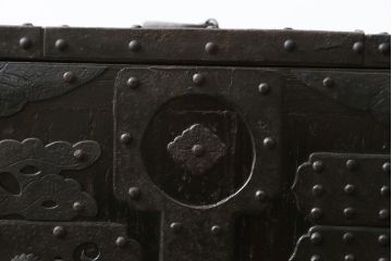和製アンティーク　総桐　小振りなサイズながら重厚感がただよう船箪笥(舟箪笥、掛硯型、懸硯型、和箪笥、時代箪笥、桐たんす、小物収納)(R-057997)