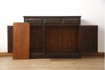 中古　北海道民芸家具　天板リメイク　上品な佇まいが落ち着きのある雰囲気を高めるサイドボード(キャビネット、収納棚、戸棚、サイドキャビネット、食器棚)(R-057999)