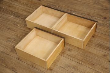 中古　北海道民芸家具　天板リメイク　上品な佇まいが落ち着きのある雰囲気を高めるサイドボード(キャビネット、収納棚、戸棚、サイドキャビネット、食器棚)(R-057999)