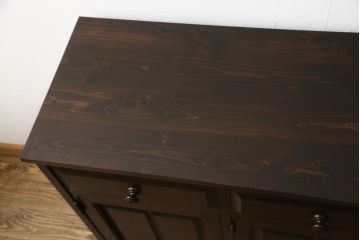 中古　北海道民芸家具　天板リメイク　上品な佇まいが落ち着きのある雰囲気を高めるサイドボード(キャビネット、収納棚、戸棚、サイドキャビネット、食器棚)(R-057999)