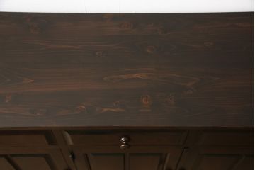 中古　北海道民芸家具　天板リメイク　上品な佇まいが落ち着きのある雰囲気を高めるサイドボード(キャビネット、収納棚、戸棚、サイドキャビネット、食器棚)(R-057999)