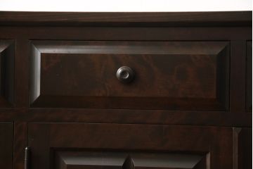 中古　北海道民芸家具　天板リメイク　上品な佇まいが落ち着きのある雰囲気を高めるサイドボード(キャビネット、収納棚、戸棚、サイドキャビネット、食器棚)(R-057999)