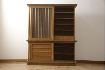 中古　美品　飛騨家具　シラカワ製　直線と曲線のコントラストが面白い、モダンな水屋箪笥(定価約61万円)(キャビネット、食器棚、収納棚、戸棚)(R-058000)