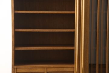 中古　美品　飛騨家具　シラカワ製　直線と曲線のコントラストが面白い、モダンな水屋箪笥(定価約61万円)(キャビネット、食器棚、収納棚、戸棚)(R-058000)