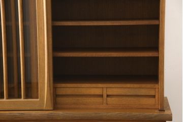 中古　美品　飛騨家具　シラカワ製　直線と曲線のコントラストが面白い、モダンな水屋箪笥(定価約61万円)(キャビネット、食器棚、収納棚、戸棚)(R-058000)