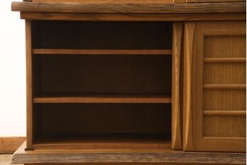 中古　美品　飛騨家具　シラカワ製　直線と曲線のコントラストが面白い、モダンな水屋箪笥(定価約61万円)(キャビネット、食器棚、収納棚、戸棚)(R-058000)
