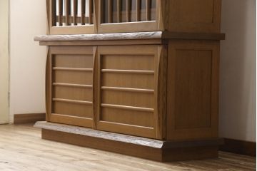 中古　美品　飛騨家具　シラカワ製　直線と曲線のコントラストが面白い、モダンな水屋箪笥(定価約61万円)(キャビネット、食器棚、収納棚、戸棚)(R-058000)