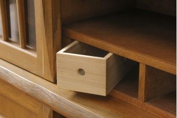 中古　美品　飛騨家具　シラカワ製　直線と曲線のコントラストが面白い、モダンな水屋箪笥(定価約61万円)(キャビネット、食器棚、収納棚、戸棚)(R-058000)