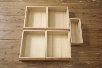 中古　美品　飛騨家具　シラカワ製　直線と曲線のコントラストが面白い、モダンな水屋箪笥(定価約61万円)(キャビネット、食器棚、収納棚、戸棚)(R-058000)