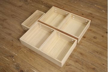中古　美品　飛騨家具　シラカワ製　直線と曲線のコントラストが面白い、モダンな水屋箪笥(定価約61万円)(キャビネット、食器棚、収納棚、戸棚)(R-058000)