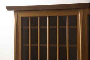 中古　美品　飛騨家具　シラカワ製　直線と曲線のコントラストが面白い、モダンな水屋箪笥(定価約61万円)(キャビネット、食器棚、収納棚、戸棚)(R-058000)
