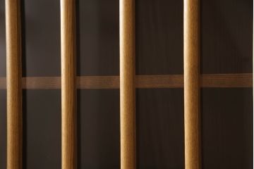 中古　美品　飛騨家具　シラカワ製　直線と曲線のコントラストが面白い、モダンな水屋箪笥(定価約61万円)(キャビネット、食器棚、収納棚、戸棚)(R-058000)