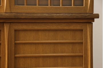 中古　美品　飛騨家具　シラカワ製　直線と曲線のコントラストが面白い、モダンな水屋箪笥(定価約61万円)(キャビネット、食器棚、収納棚、戸棚)(R-058000)