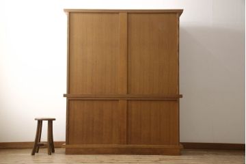 中古　美品　飛騨家具　シラカワ製　直線と曲線のコントラストが面白い、モダンな水屋箪笥(定価約61万円)(キャビネット、食器棚、収納棚、戸棚)(R-058000)