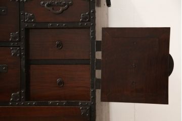 和製アンティーク　前面栗材　蝶金具　漆塗りの味わい深い米沢箪笥(民芸箪笥、収納たんす、和タンス、引き出し)(R-058005)