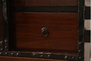 和製アンティーク　前面栗材　蝶金具　漆塗りの味わい深い米沢箪笥(民芸箪笥、収納たんす、和タンス、引き出し)(R-058005)