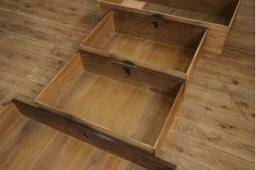和製アンティーク　前面栗材　蝶金具　漆塗りの味わい深い米沢箪笥(民芸箪笥、収納たんす、和タンス、引き出し)(R-058005)