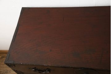 和製アンティーク　前面栗材　蝶金具　漆塗りの味わい深い米沢箪笥(民芸箪笥、収納たんす、和タンス、引き出し)(R-058005)