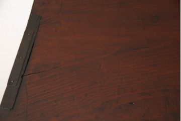 和製アンティーク　前面栗材　蝶金具　漆塗りの味わい深い米沢箪笥(民芸箪笥、収納たんす、和タンス、引き出し)(R-058005)