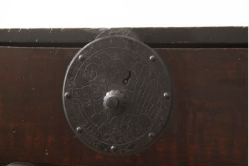 和製アンティーク　前面栗材　蝶金具　漆塗りの味わい深い米沢箪笥(民芸箪笥、収納たんす、和タンス、引き出し)(R-058005)