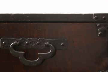 和製アンティーク　前面栗材　蝶金具　漆塗りの味わい深い米沢箪笥(民芸箪笥、収納たんす、和タンス、引き出し)(R-058005)
