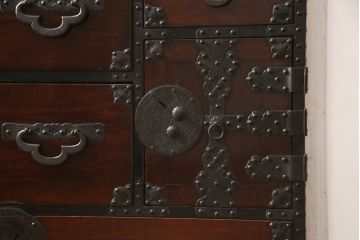 和製アンティーク　前面栗材　蝶金具　漆塗りの味わい深い米沢箪笥(民芸箪笥、収納たんす、和タンス、引き出し)(R-058005)