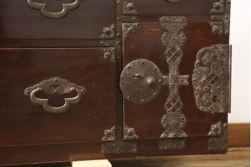 和製アンティーク　前面栗材　桜金具　漆塗り　繊細な金具が魅力的な米沢箪笥ローボード(ローチェスト、テレビ台、引き出し、和たんす、時代箪笥)(R-058006)