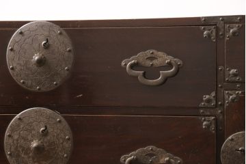 和製アンティーク　前面栗材　桜金具　漆塗り　繊細な金具が魅力的な米沢箪笥ローボード(ローチェスト、テレビ台、引き出し、和たんす、時代箪笥)(R-058006)