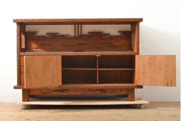 中古　屋久杉　突き板　木の風合いが趣あふれるサイドボード(突板、収納棚、飾り棚、茶棚)(R-058012)