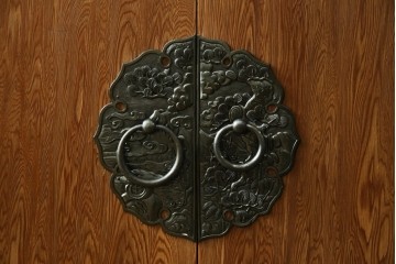 中古　屋久杉　突き板　木の風合いが趣あふれるサイドボード(茶棚)　(R-058012)