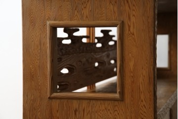 中古　屋久杉　突き板　木の風合いが趣あふれるサイドボード(茶棚)　(R-058012)