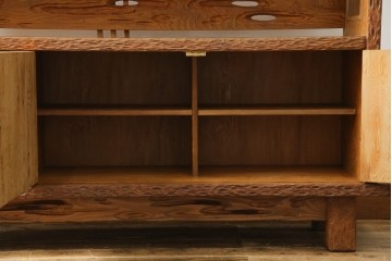 中古　屋久杉　突き板　木の風合いが趣あふれるサイドボード(茶棚)　(R-058012)