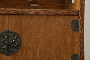 中古　屋久杉　突き板　木の風合いが趣あふれるサイドボード(茶棚)　(R-058012)