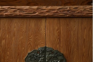 中古　屋久杉　突き板　木の風合いが趣あふれるサイドボード(茶棚)　(R-058012)