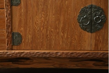 中古　屋久杉　突き板　木の風合いが趣あふれるサイドボード(茶棚)　(R-058012)