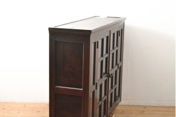 中古　北海道民芸家具　脚(台輪)付きリメイク　濃い木色が落ち着きのある空間を演出してくれるサイドボード(収納棚、飾り棚、戸棚、本箱、ブックケース、キャビネット)(R-058014)
