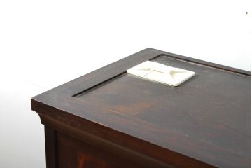 中古　北海道民芸家具　脚(台輪)付きリメイク　濃い木色が落ち着きのある空間を演出してくれるサイドボード(収納棚、飾り棚、戸棚、本箱、ブックケース、キャビネット)(R-058014)