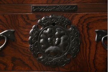 中古　極美品　岩谷堂箪笥　厚みのある金具が風格を感じさせる車箪笥(小箪笥、チェスト、引き出し)(R-058018)