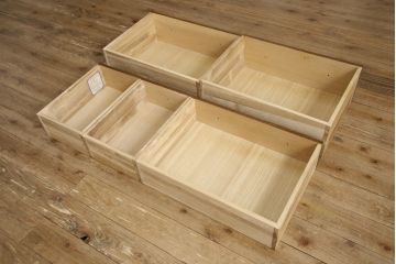 中古　美品　カントリーハウス　秋山木工　木のぬくもりを感じられるクラシカルな佇まいのチェスト(引き出し)(R-058020)