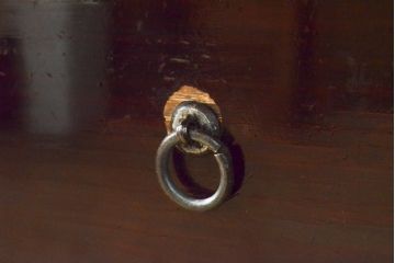 アンティーク家具　美品　明治大正期　前面栗材　大きな桜丸金具が目を惹く漆のきれいな米沢箪笥(重ね箪笥、和たんす、収納箪笥、時代箪笥、整理タンス)(R-058021)