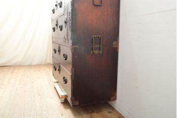 アンティーク家具　美品　明治大正期　前面栗材　大きな桜丸金具が目を惹く漆のきれいな米沢箪笥(重ね箪笥、和たんす、収納箪笥、時代箪笥、整理タンス)(R-058021)