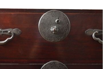 アンティーク家具　美品　明治大正期　前面栗材　大きな桜丸金具が目を惹く漆のきれいな米沢箪笥(重ね箪笥、和たんす、収納箪笥、時代箪笥、整理タンス)(R-058021)