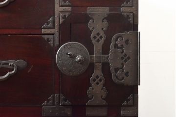アンティーク家具　美品　明治大正期　前面栗材　大きな桜丸金具が目を惹く漆のきれいな米沢箪笥(重ね箪笥、和たんす、収納箪笥、時代箪笥、整理タンス)(R-058021)