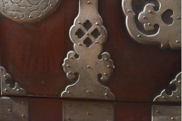 アンティーク家具　美品　明治大正期　前面栗材　大きな桜丸金具が目を惹く漆のきれいな米沢箪笥(重ね箪笥、和たんす、収納箪笥、時代箪笥、整理タンス)(R-058021)